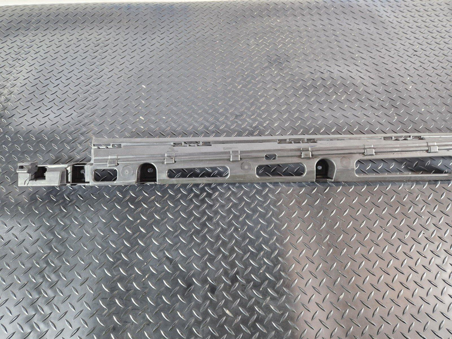 11-19 MERCEDES BENZ ML W166 OEM LEFT SIDE SKIRT HOLDER BRACKET A1666980127
