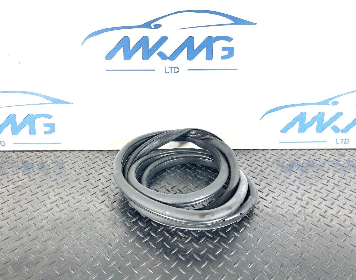 16-19 AUDI A4 B9 SALOON GENUINE TAILGATE RUBBER SEAL 8W5827705D