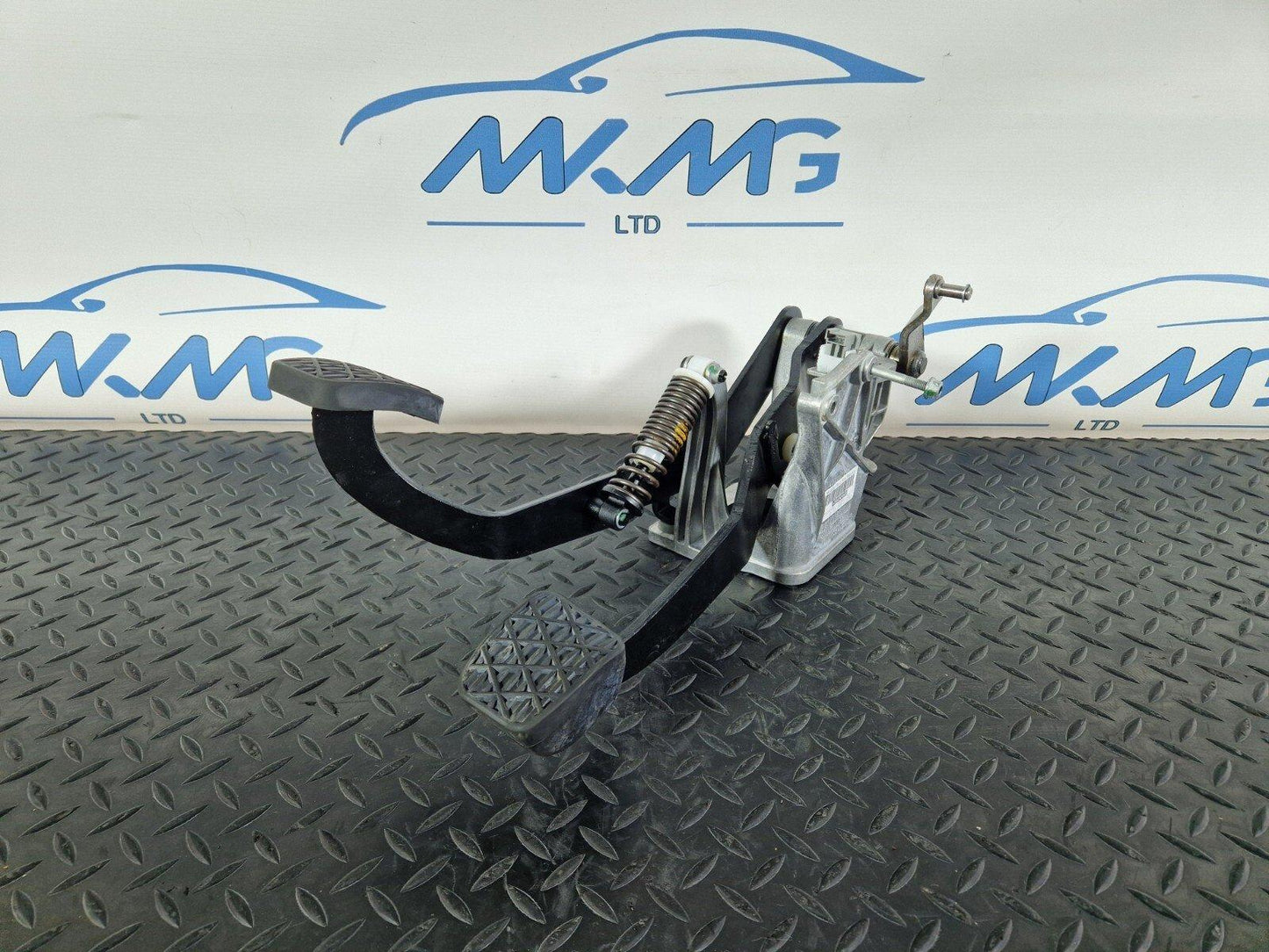 14-21 MERCEDES BENZ C200 W205 OEM MANUAL CLUTCH BRAKE PEDAL A2052910101