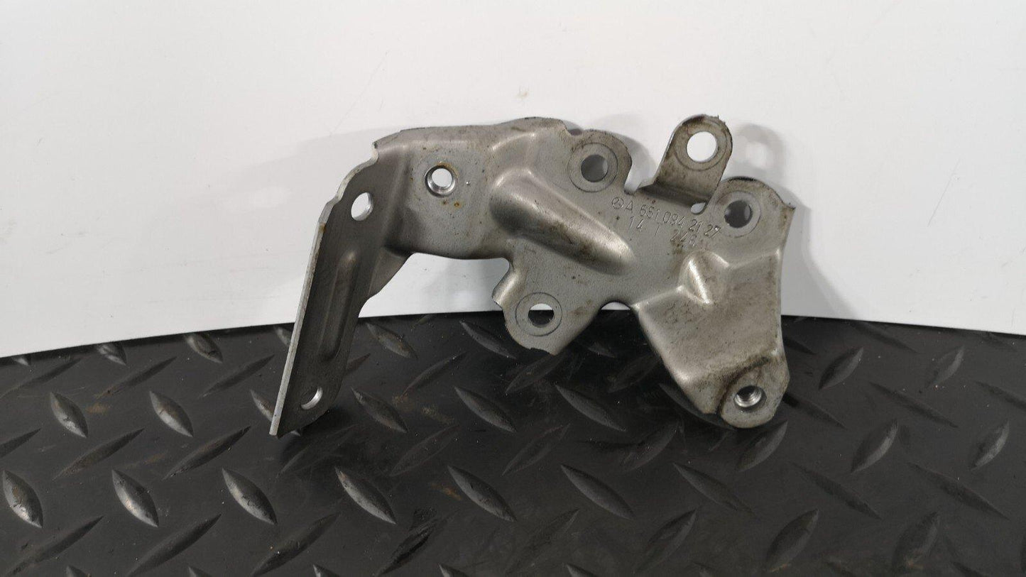 12-18 MERCEDES A B CLA-CLASS  1.8/2.1 CDI  TURBO PIPE BRACKET A6510942127