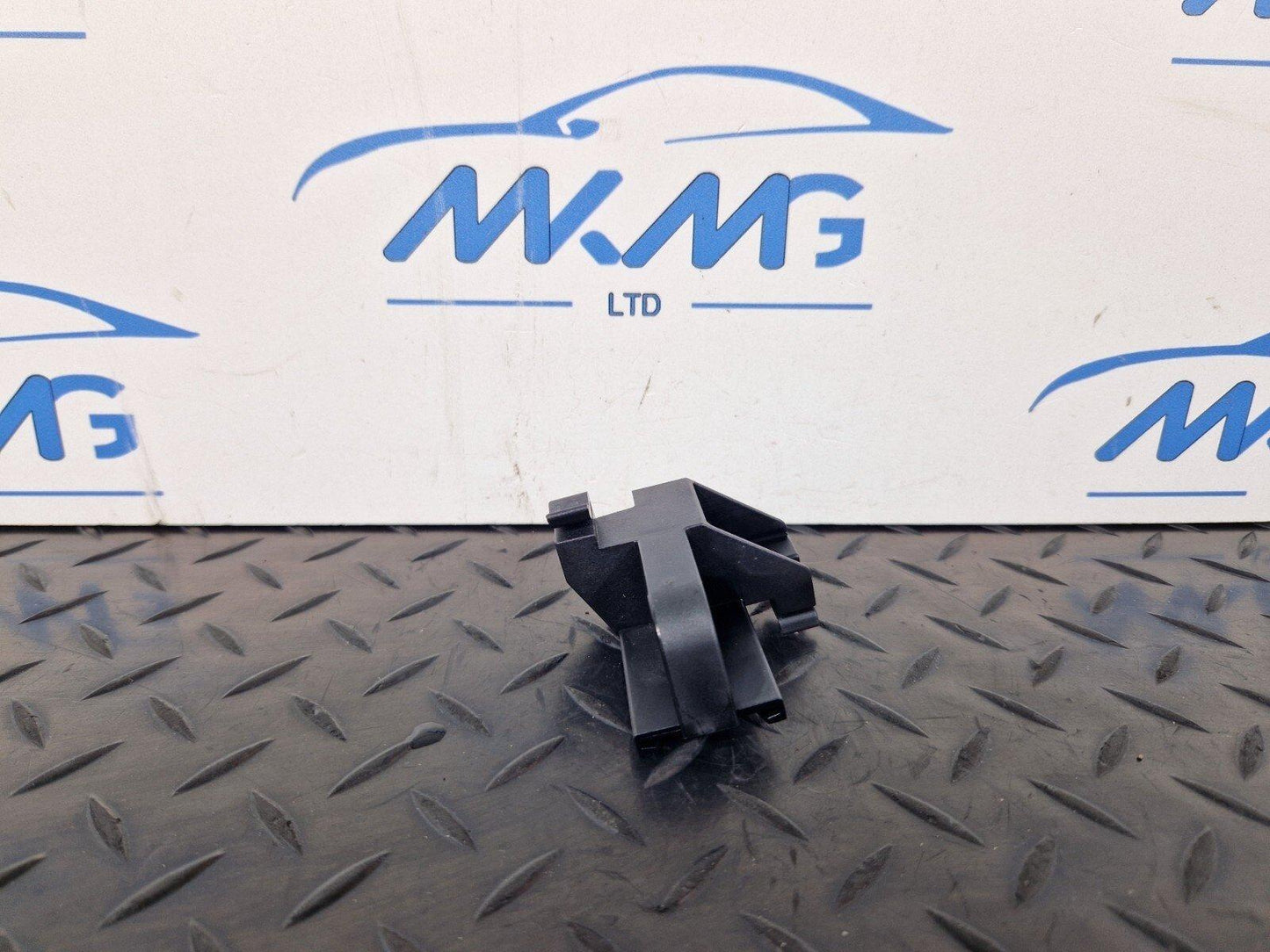 14-21 MERCEDES BENZ C200 W205 OEM AIR DUCT UPPER SEAL BRACKET A2058314700