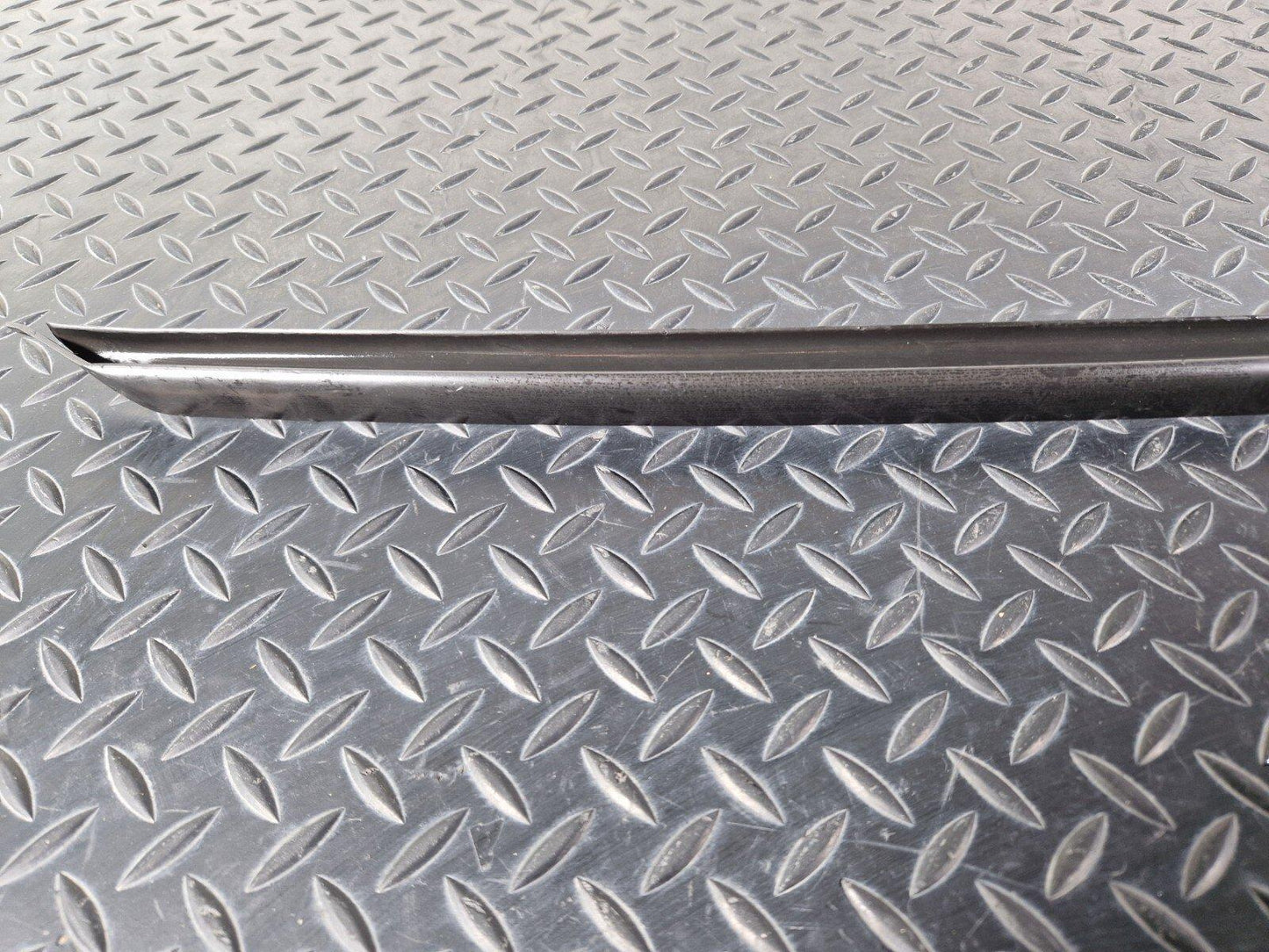 16-19 AUDI A4 B9  FRONT LEFT WINDSCREEN WEATHERSTRIP MOULDING STRIP 8W0854327C