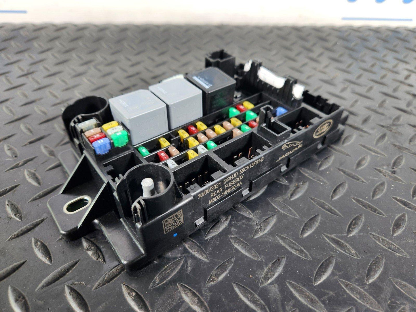 19-ON RANGE ROVER EVOQUE L551 GENUINE REAR FUSE RELAY BOX M8D2-14N030-AA