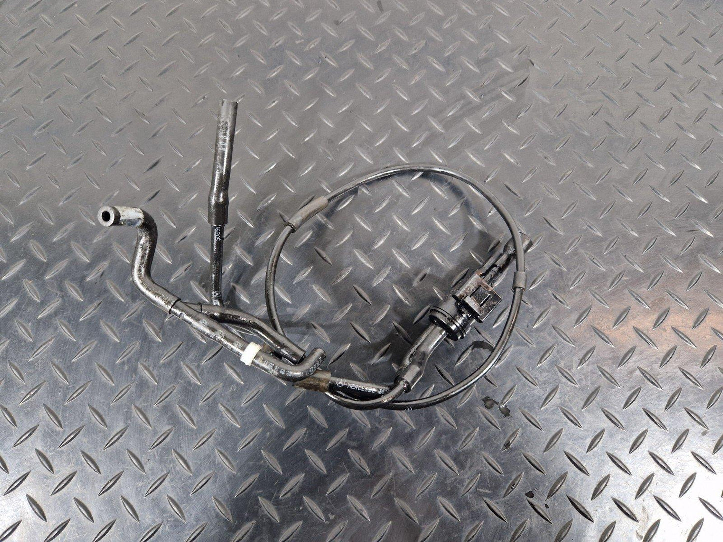 12-18 MERCEDES BENZ W176 LCI AMG LINE VACUUM HOSE PIPE LINE A6510702932