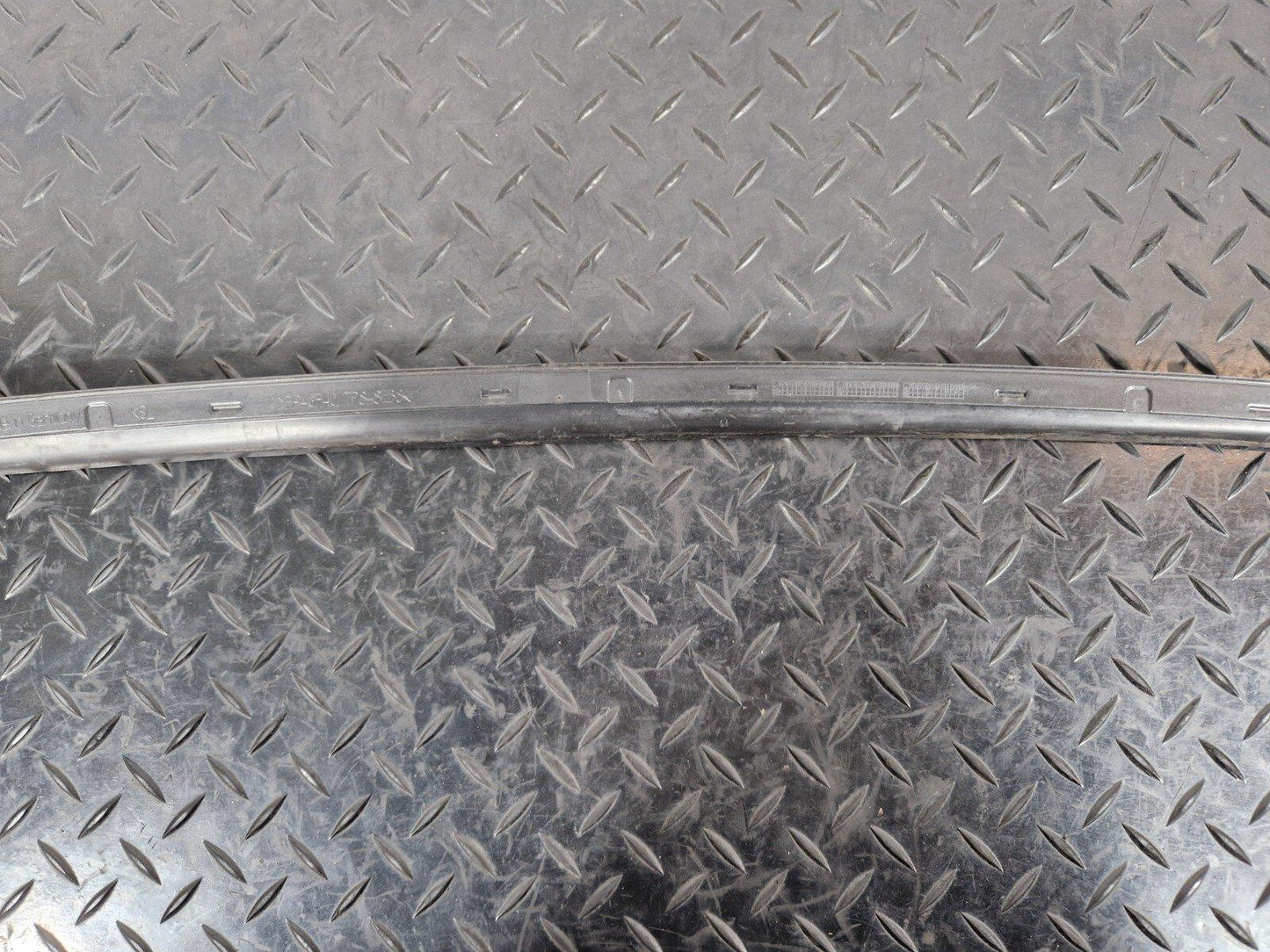 16-19 AUDI A4 B9 FRONT WINDSCREEN N/S WEATHERSTRIP MOULDING STRIP 8W0854327C