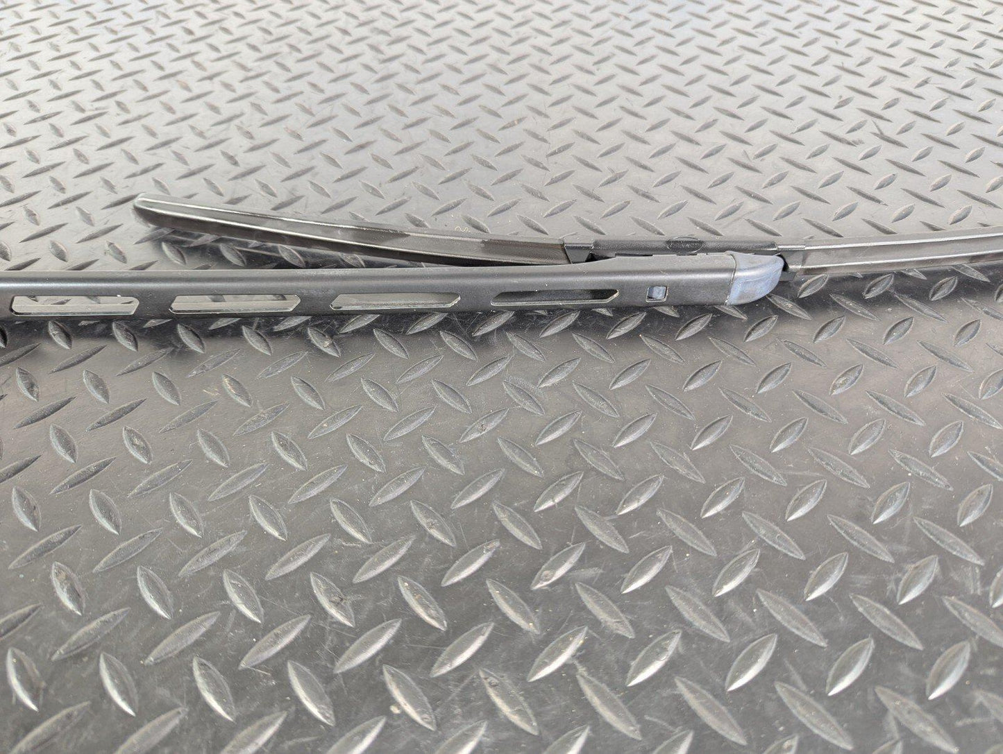 10-17 AUDI A8 4H FRONT LEFT WIPER ARM WITH BLADE 4H2955407A