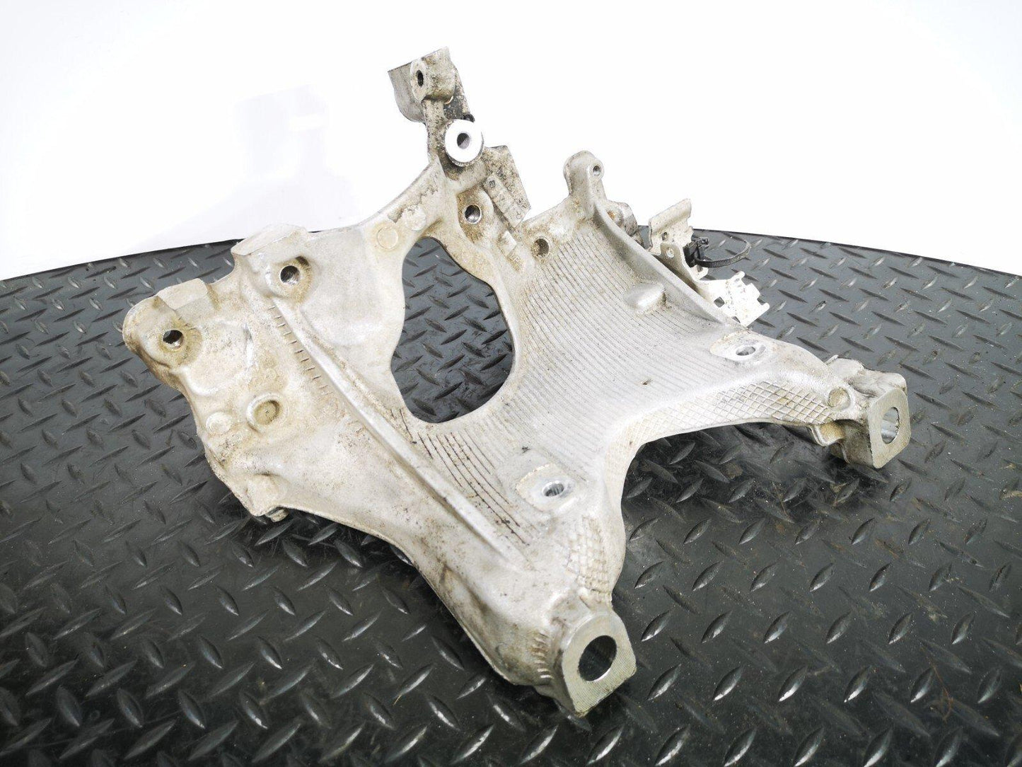 16-19 AUDI A4 B9 GENUINE 1.4 TFSI FRONT RIGHT SIDE SUBFRAME BRACKET 8W0399296E