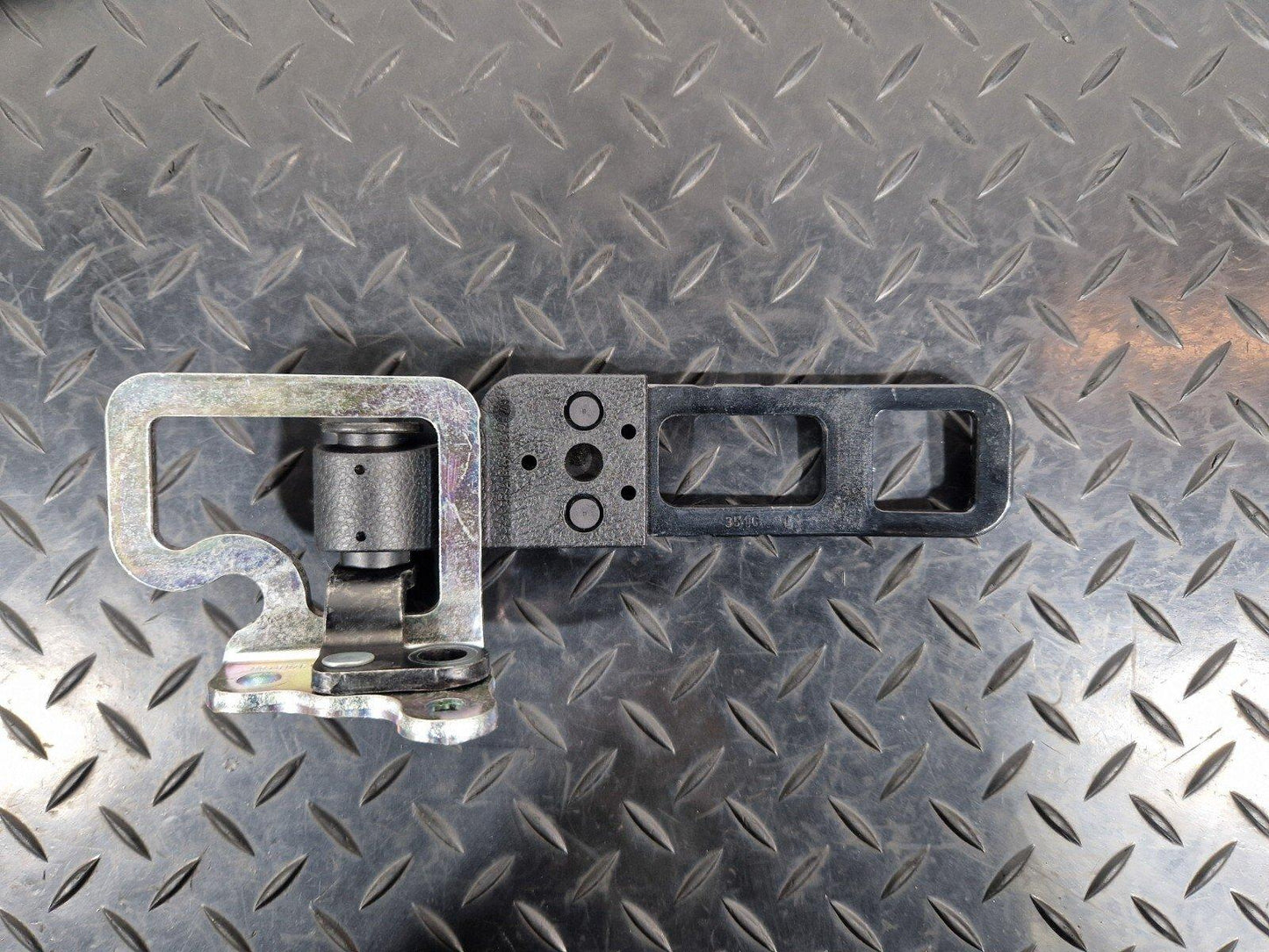 14-20 MERCEDES BENZ GLA X156 REAR BACKREST RETAINING LEFT BRACKET A1569208100