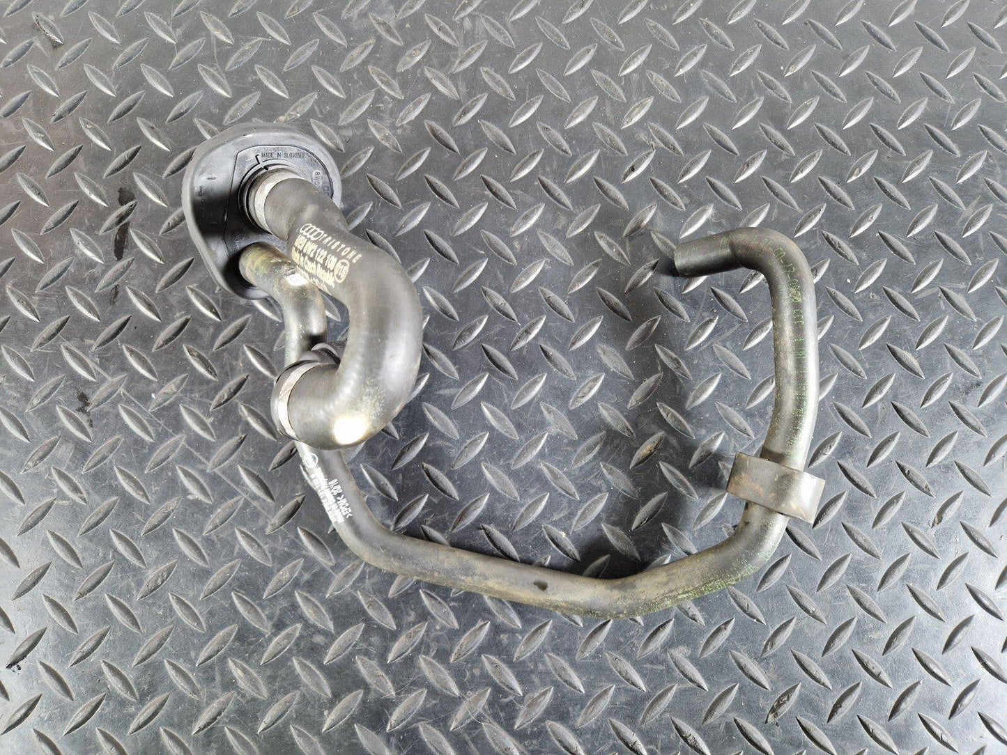 16-19 AUDI A4 AVANT B9 S-LINE 3.0TFSI WATER COOLANT PIPE HOSE 8W2121123B