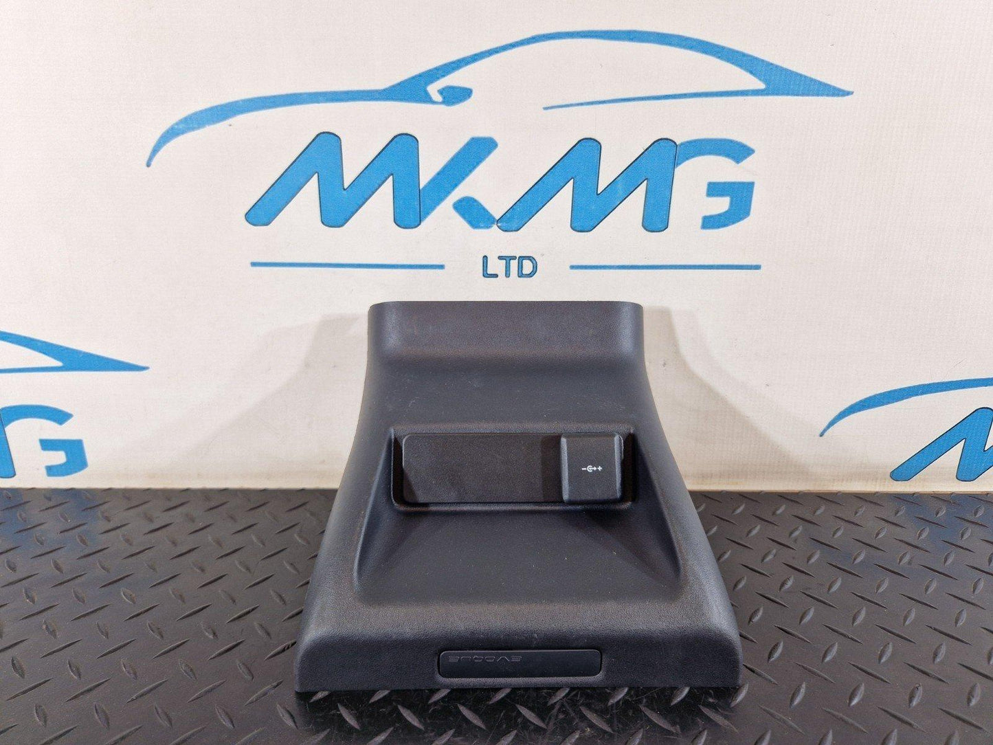 19-ON RANGE ROVER EVOQUE L551 GENUINE REAR CENTRE CONSOLE TRIM K8D2-04569-A