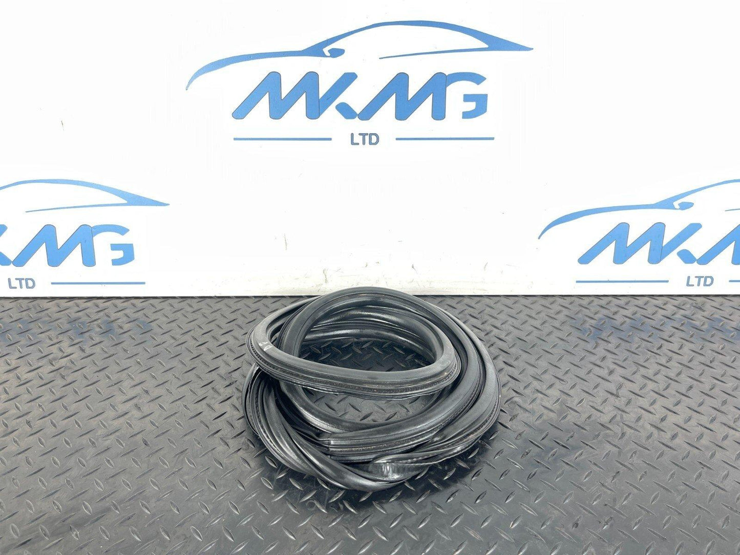 16-19 AUDI A4 B9 GENUINE REAR LEFT  SIDE DOOR RUBBER SEAL 8W5833721