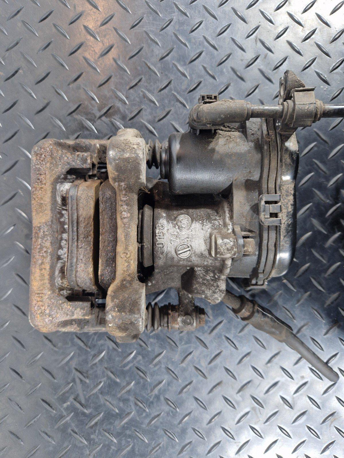 12-18 MERCEDES BENZ GENUINE REAR BRAKE CALIPER RIGHT DRIVER SIDE A2464232298