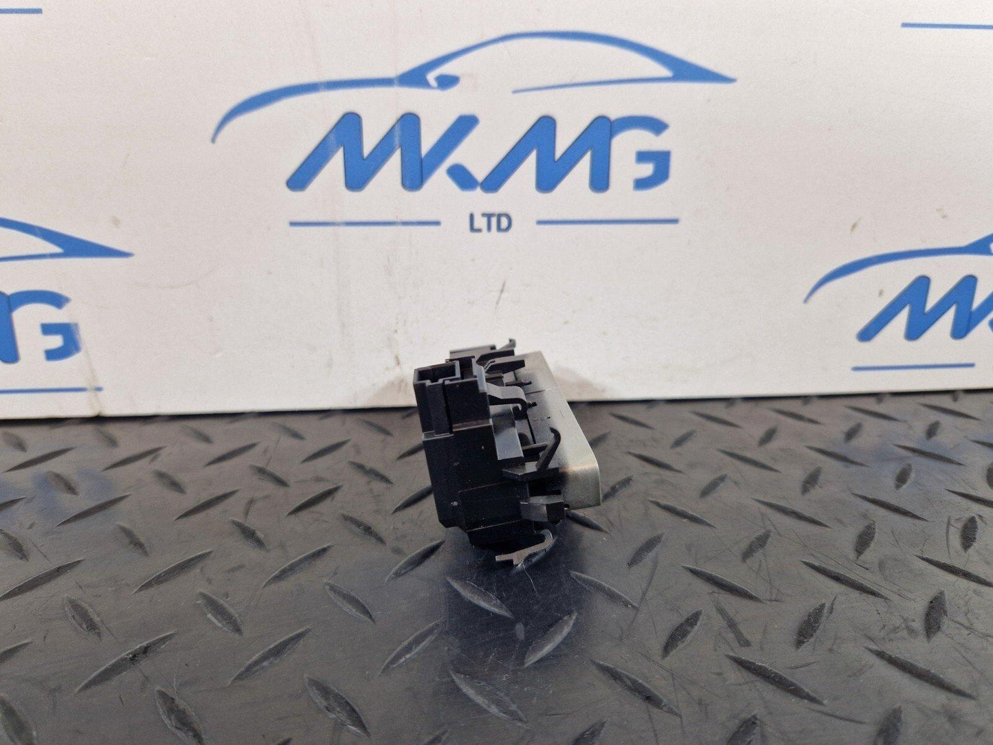 GENUINE MERCEDES BENZ OEM SEAT HEATING SWITCH A20590500004