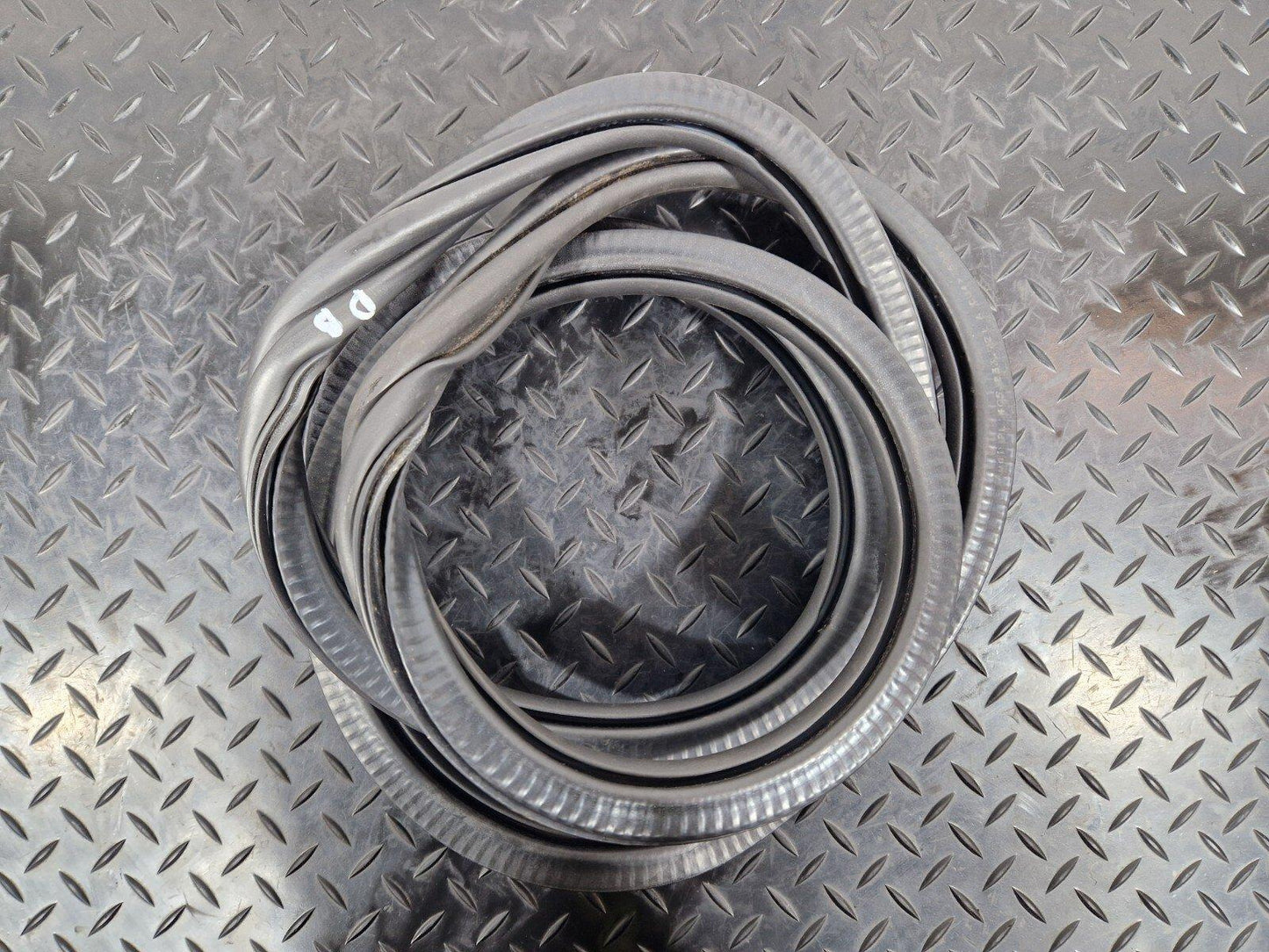 12-18 AUDI A6 C7 REAR LEFT DOOR RUBBER SEAL FITS BOTH LEFT OR RIGHT 4G5833721A