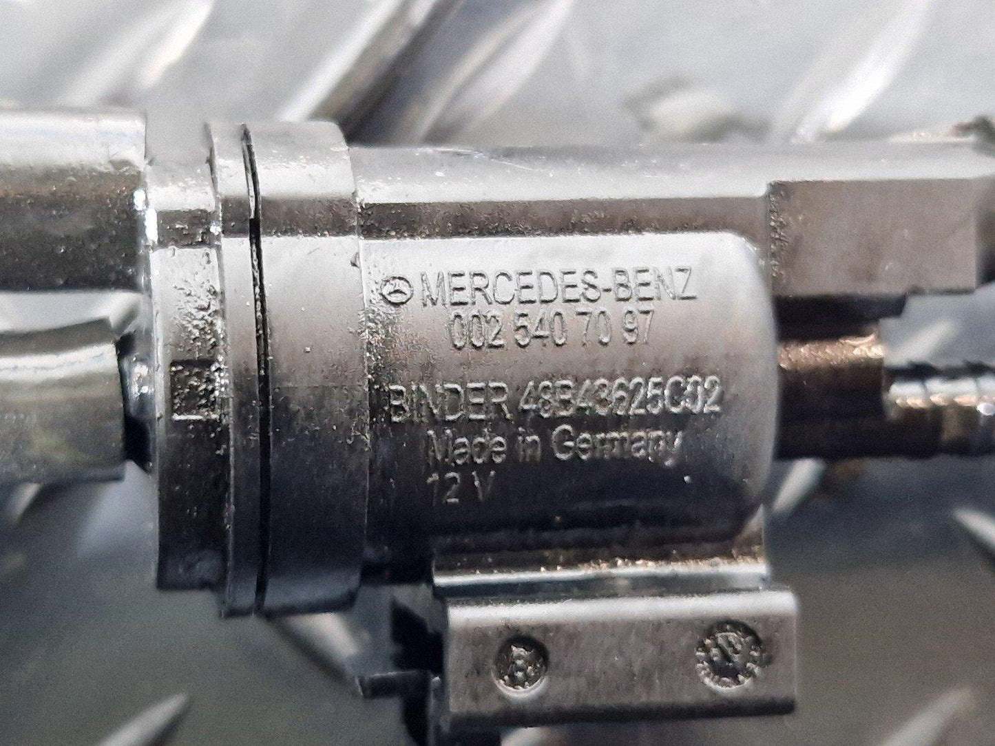 12-18 MERCEDES BENZ W176 LCI AMG LINE VACUUM HOSE PIPE LINE A6510702932