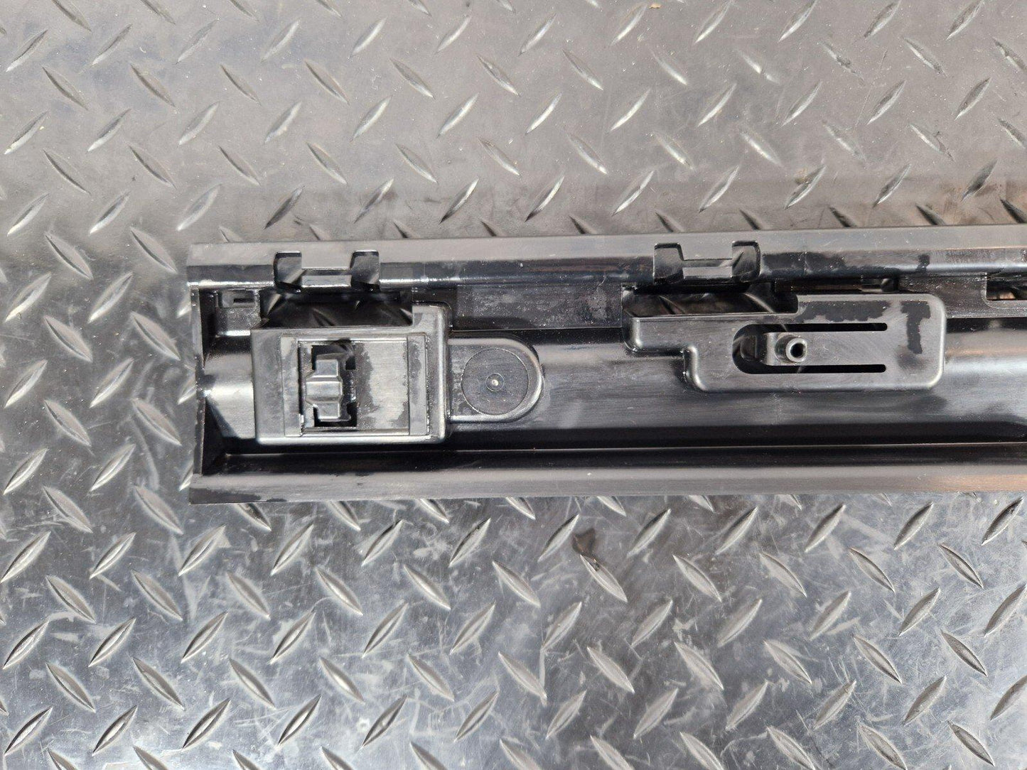 16-22 BMW X1 F48 SIDE SKIRT MOUNTING BRACKET CENTRE MIDDLE RIGHT SIDE 7332332