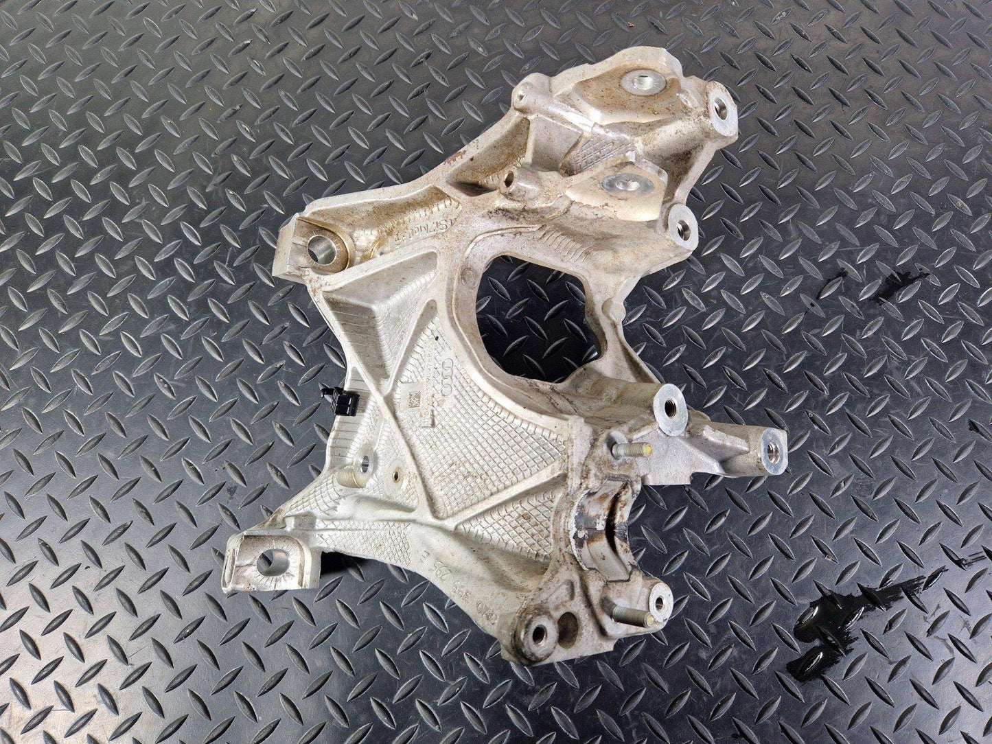 16-19 AUDI A4 B9 GENUINE FRONT LEFT SIDE N/S SUBFRAME BRACKET MOUNT 8W0399295E