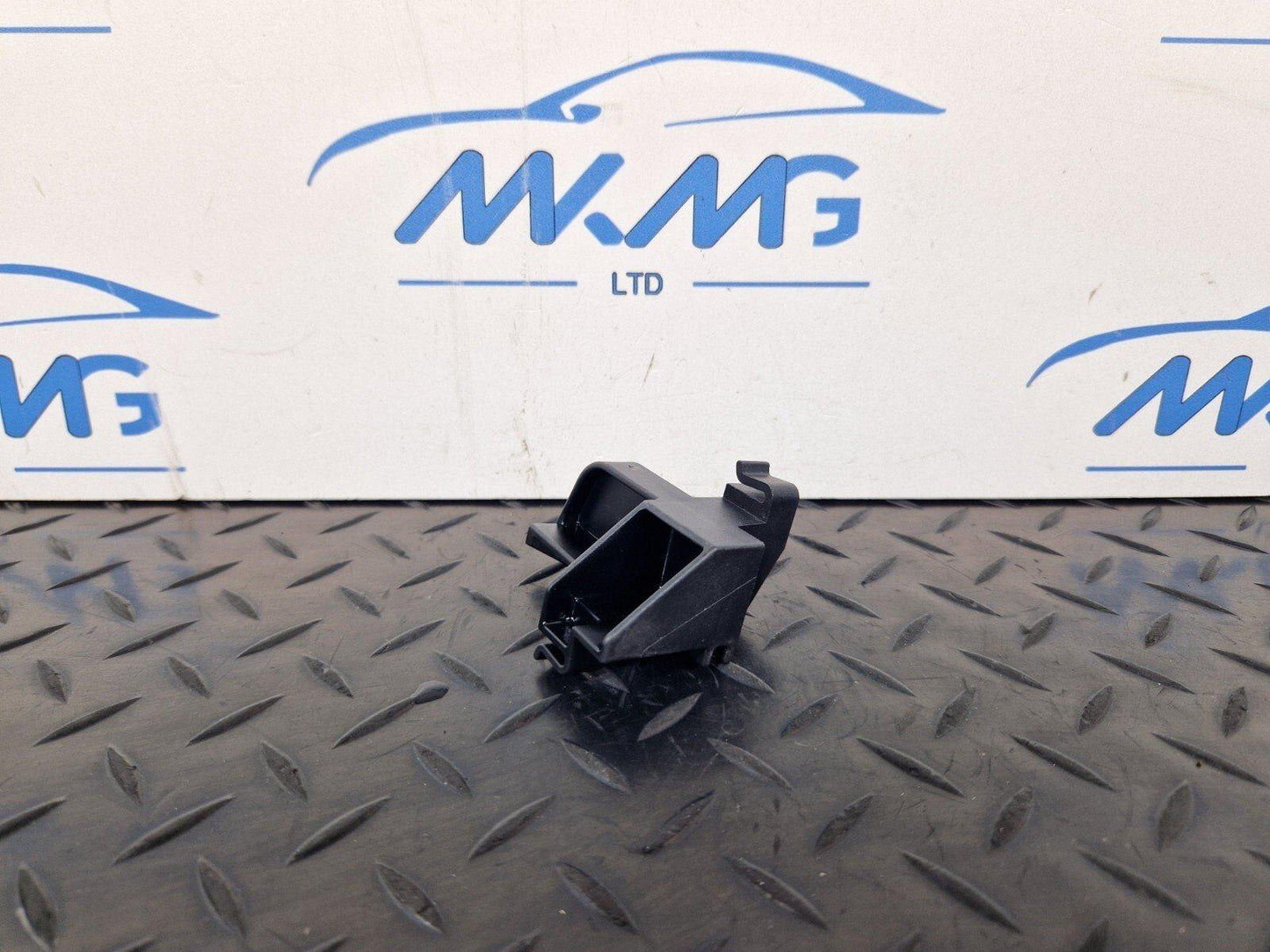 14-21 MERCEDES BENZ C200 W205 OEM AIR DUCT UPPER SEAL BRACKET A2058314700