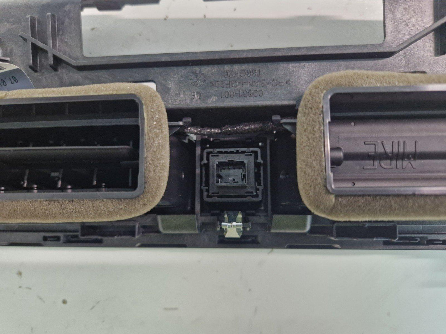 2018  AUDI A4 B9 CENTRE MIDDLE AIR VENTS DASHBOARD 8W2820902