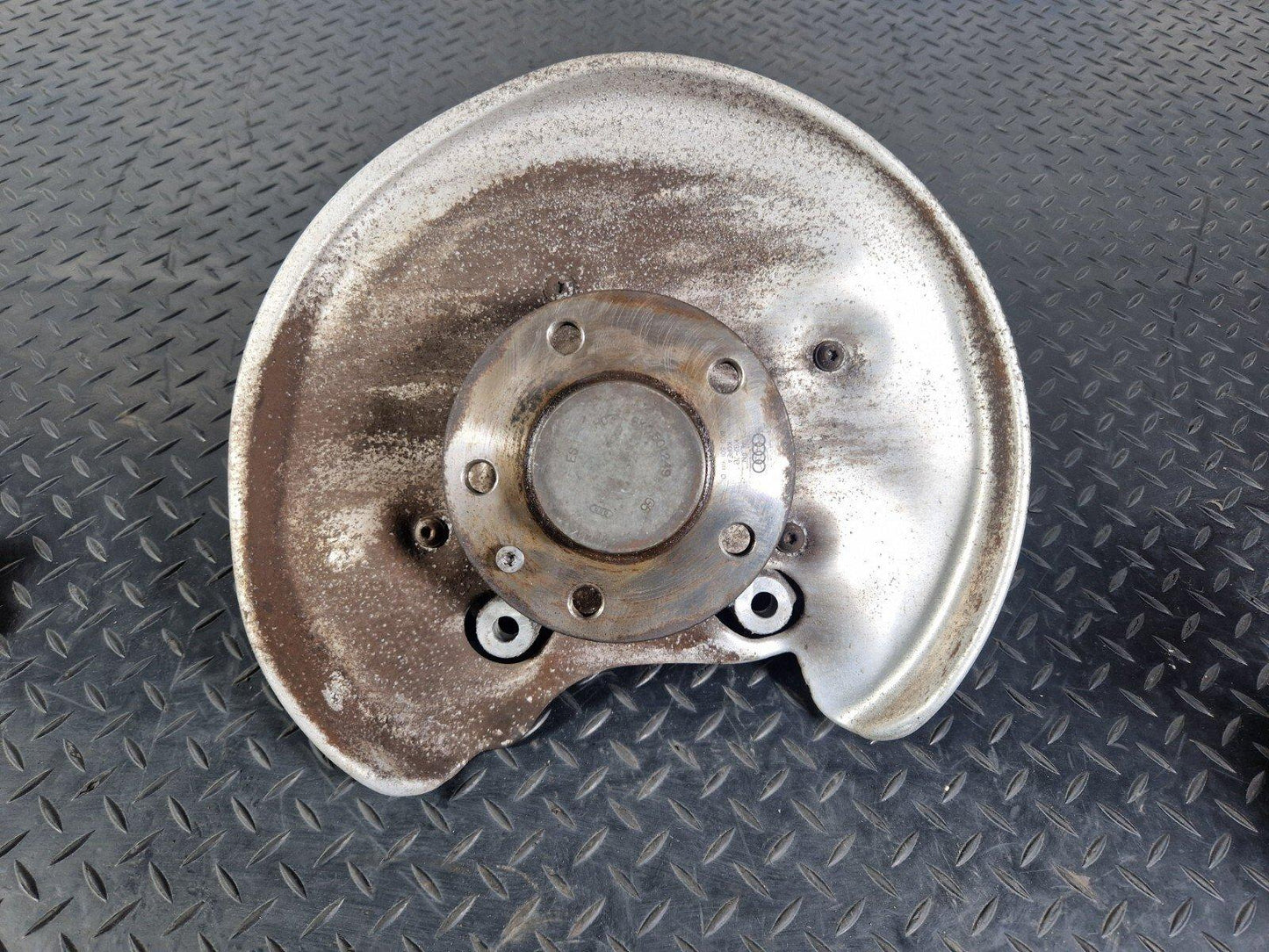 16-19 AUDI A4 B9 O/S/R REAR RIGHT WHEEL HUB & BEARING 8W0615612