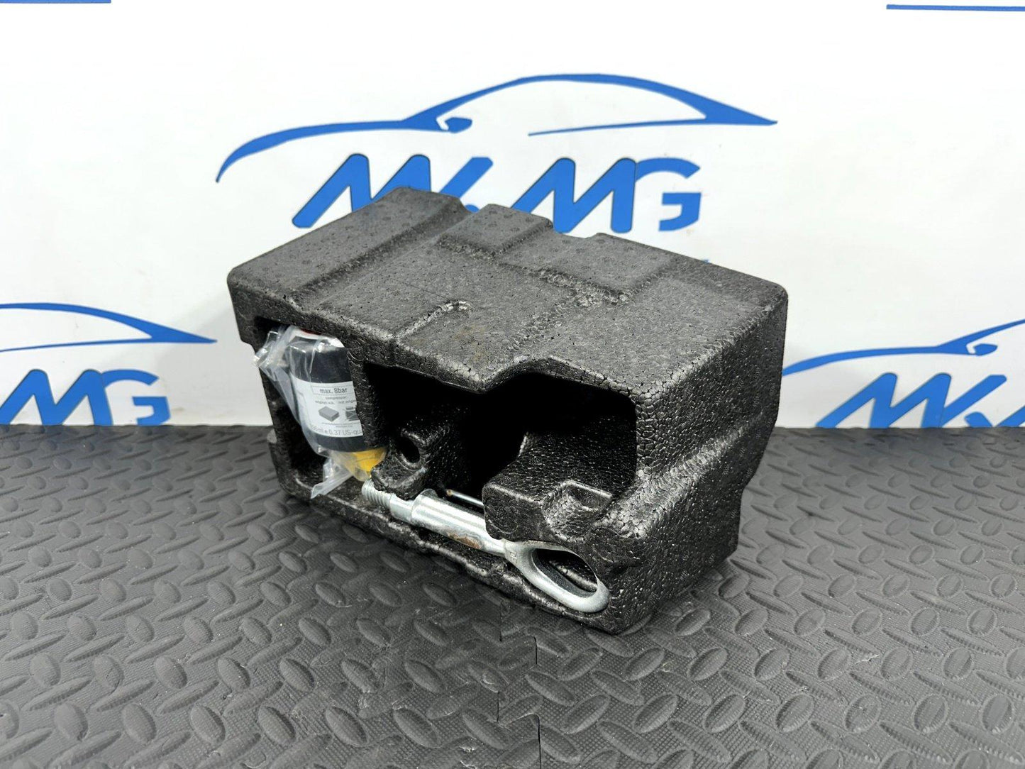 14-21 BMW 2 SERIES GRAN TOURER F45 F46 TYRE SEALANT TOW EYE TOOL BOX 6850379