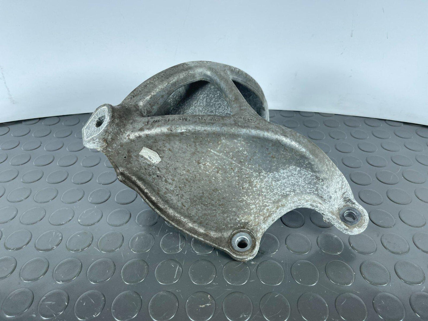 16-19 AUDI A4 B9 SALOON GENUINE 1.4 TFSI NS LEFT ENGINE MOUNT BRACKET 8W0199307F