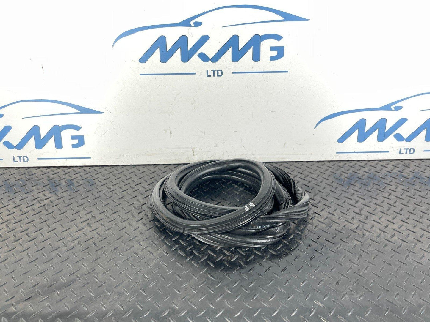 16-19 AUDI A4 B9 GENUINE REAR LEFT  SIDE DOOR RUBBER SEAL 8W5833721