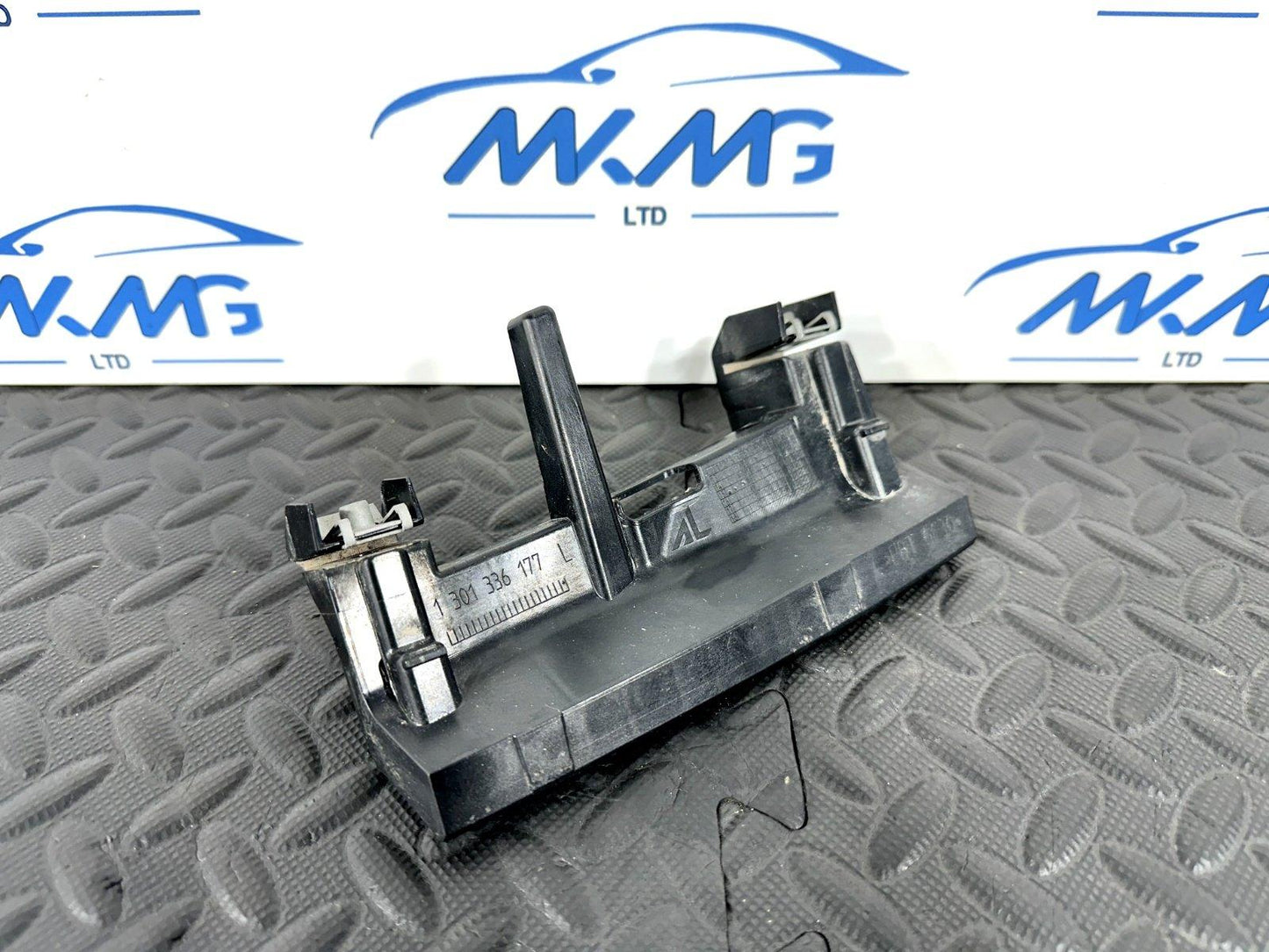 14-21 BMW 2 SERIES F45 F46 FRONT PASSENGER SIDE HEADLIGHT BRACKET 1301336177