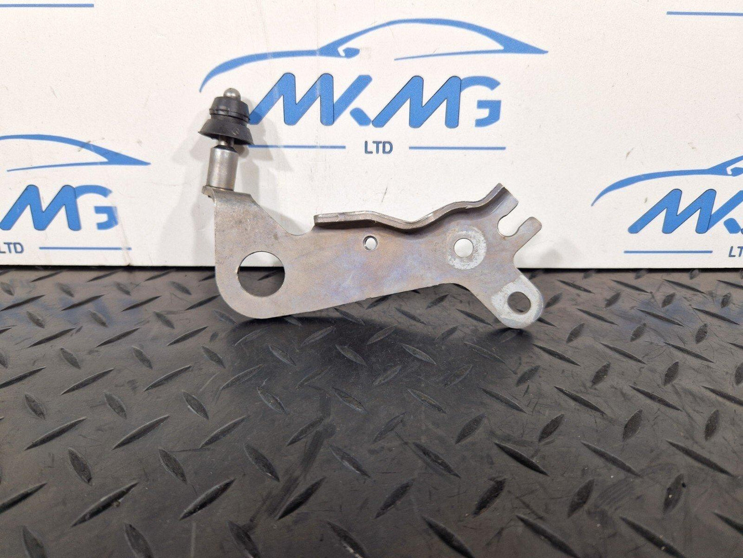 14-21 MERCEDES-BENZ C250 W205 OEM ENGINE LEFT REAR LIFTING LUG CLIP MOUNT HOLDER