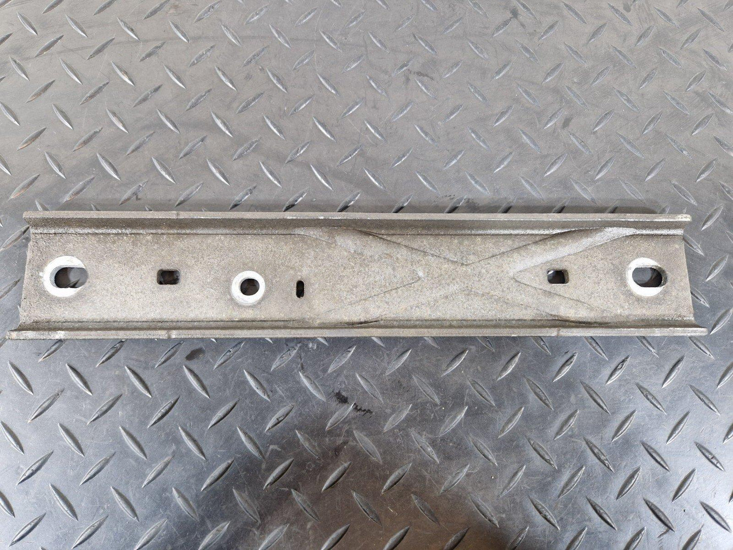 18-ON MERCEDES BENZ A CLASS W177 GENUINE EXHAUST HOLDER BRACKET A2474921400