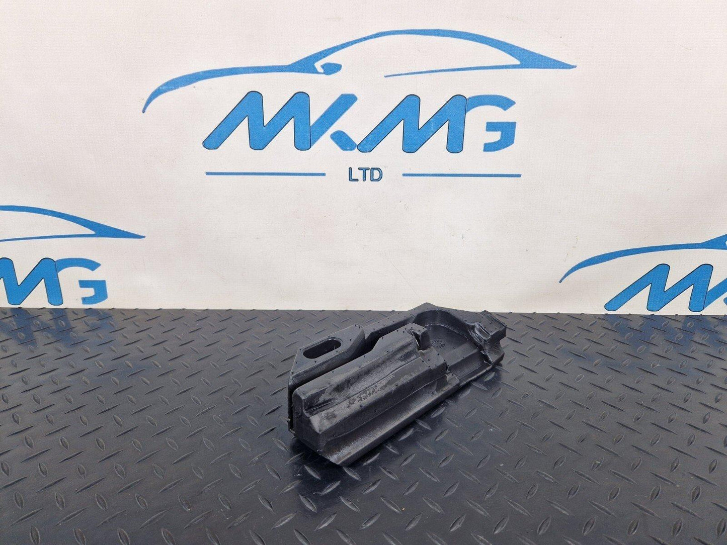 2018-ON MERCEDES SPRINTER W907 UPPER LEFT RADIATOR COVER MOUNT A9075050800