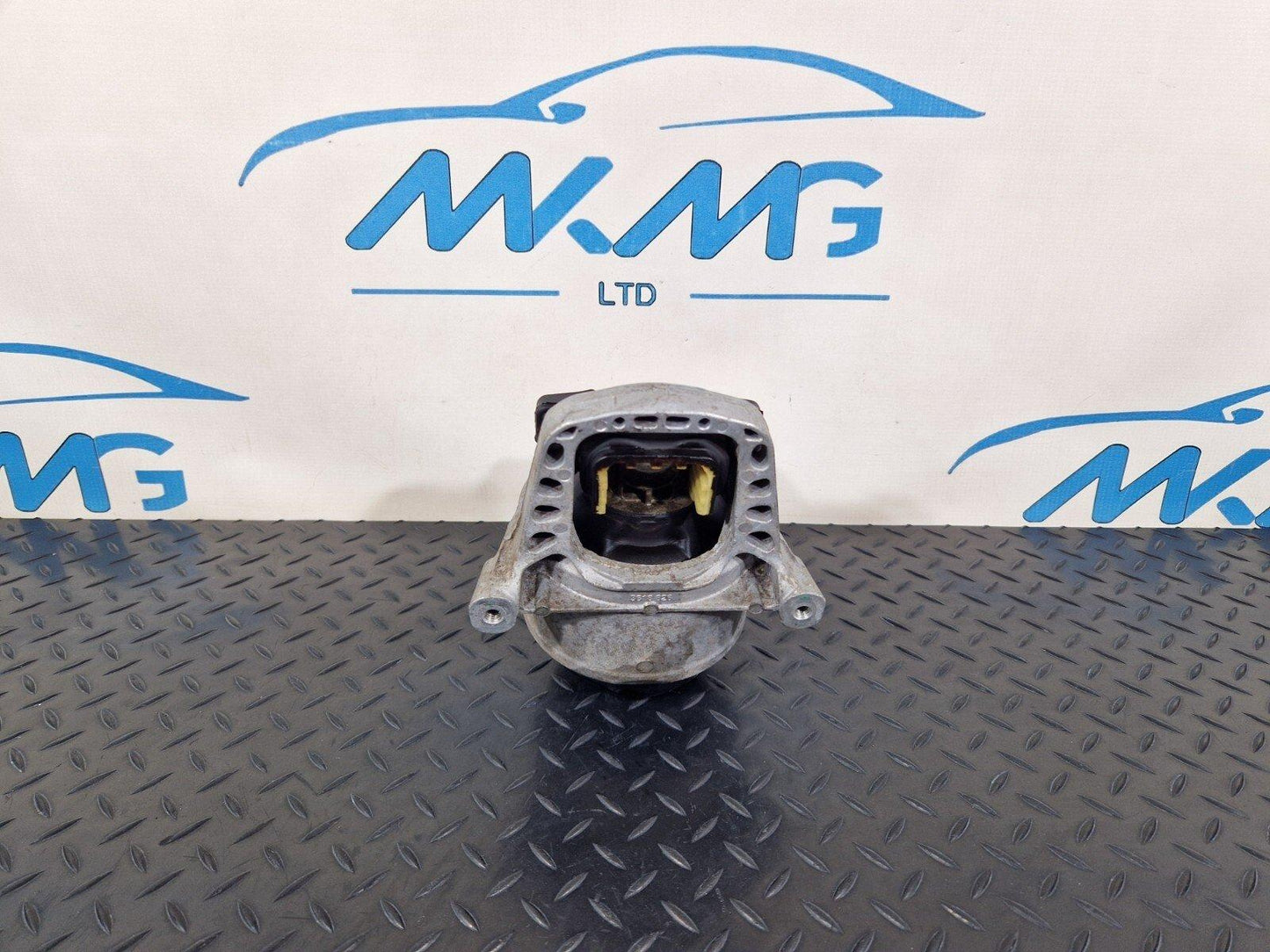 16-19 AUDI A4 B9 GENUINE OEM RIGHT DRIVER SIDE O/S ENGINE MOUNT 8W0199372CD