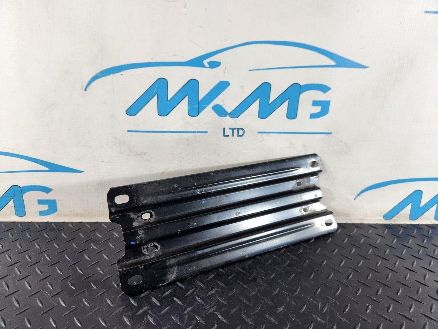 19-ON MERCEDES BENZ B CLASS W247 UNDERBODY PANEL MOUNT BRACKET A1776161900