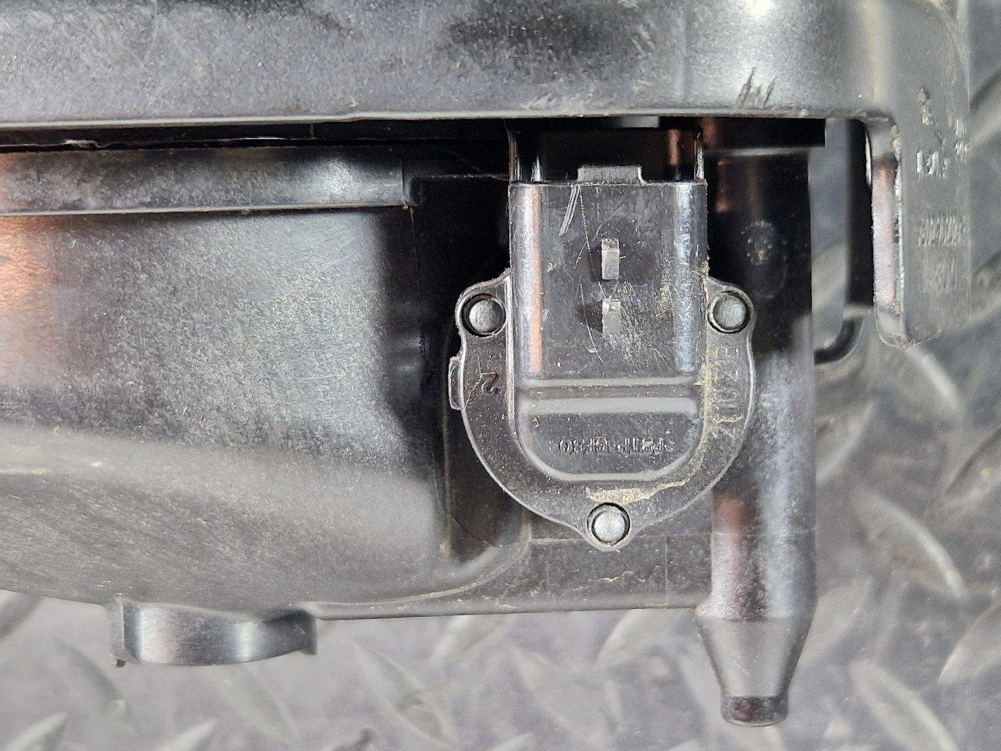 19-ON RANGE ROVER EVOQUE L551 GENUINE FUEL FILTER HOUSING M8D2-9D202-AF