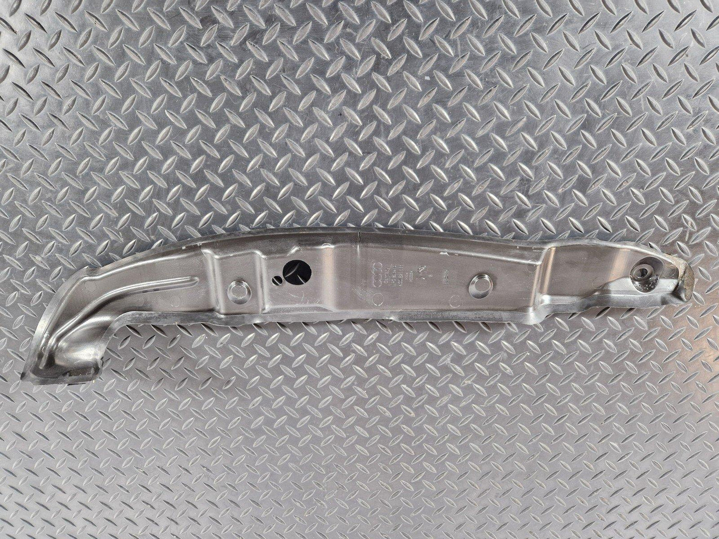 12-18 AUDI A6 C7 GENUINE FRONT WING BRACKET LEFT PASSENGER SIDE 4G0821111