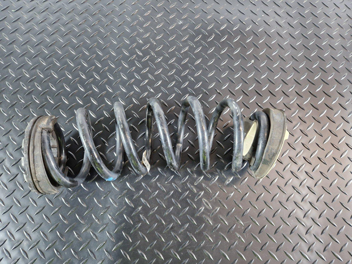 19-ON RANGE ROVER EVOQUE L551 OEM LEFT OR RIGHT REAR COIL SPRING K8D2-5B749-DB