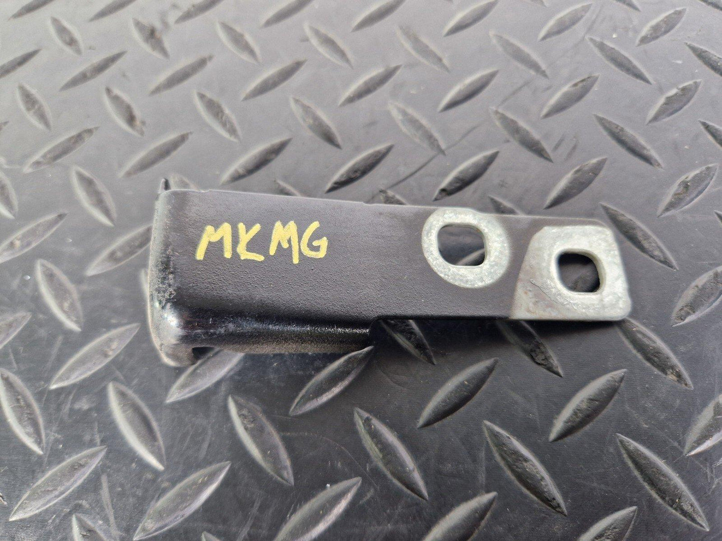 16-19 AUDI A4 B9 GENUINE OEM FRONT RIGHT DRIVER SIDE WING BRACKET 8W0821434B