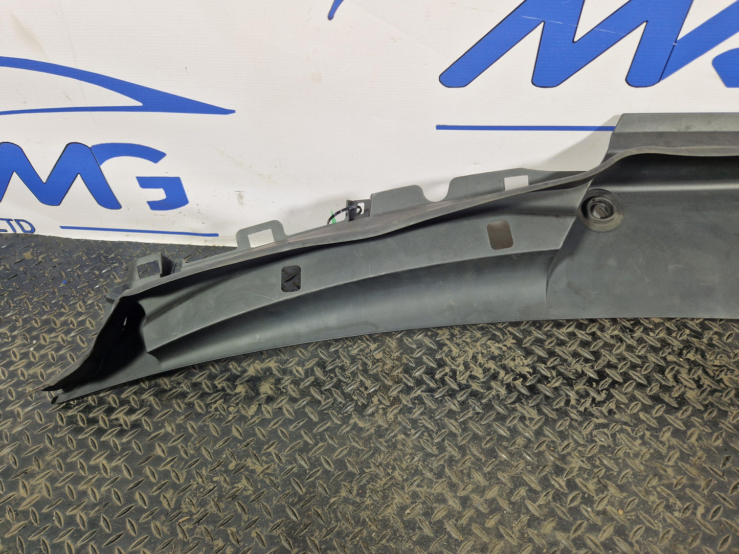 16-19 MERCEDES BENZ GLE W166 GENUINE WINDSCREEN SCUTTLE PANEL A1668300128