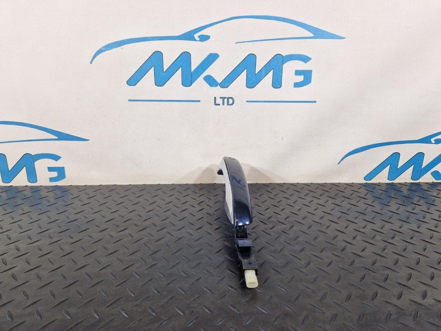 10-17 AUDI A8 4H LEFT N/S OUTER DOOR HANDLE IN BLUE FITS FRONT & REAR 4H0837205B