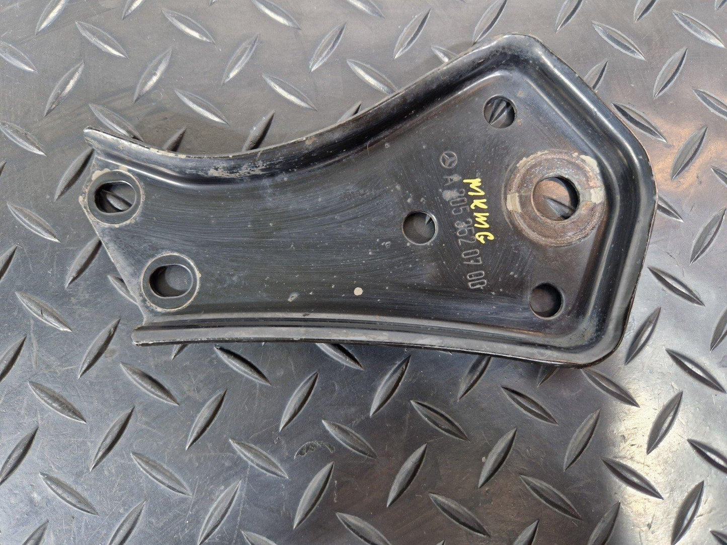 14-21 MERCEDES BENZ C220 W205 REAR SUBFRAME LEFT SIDE STOP PLATE A2053520700