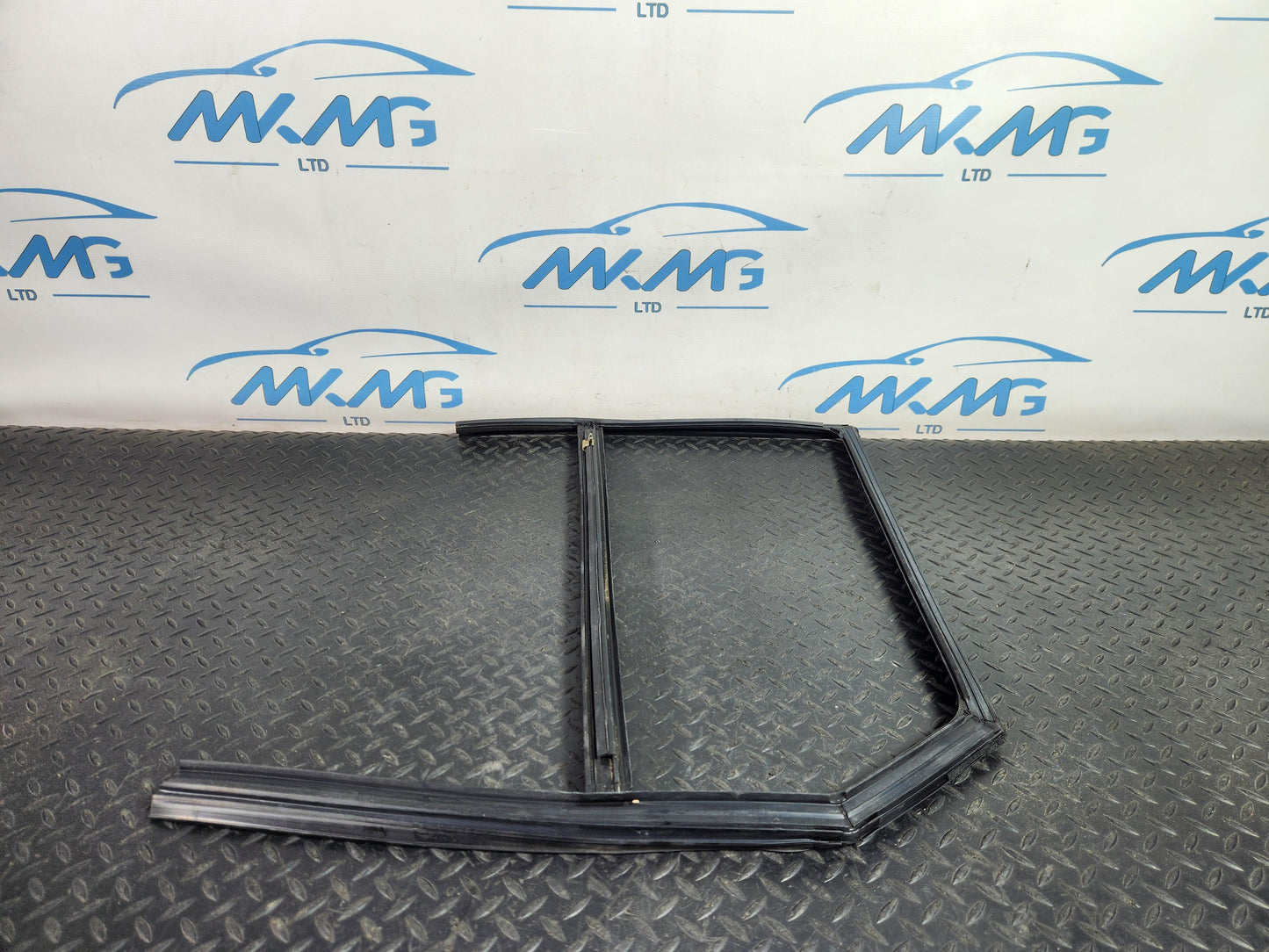 Land Rover Range Rover Evoque L551 SUV Front Left Door Window Rubber Frame XC940