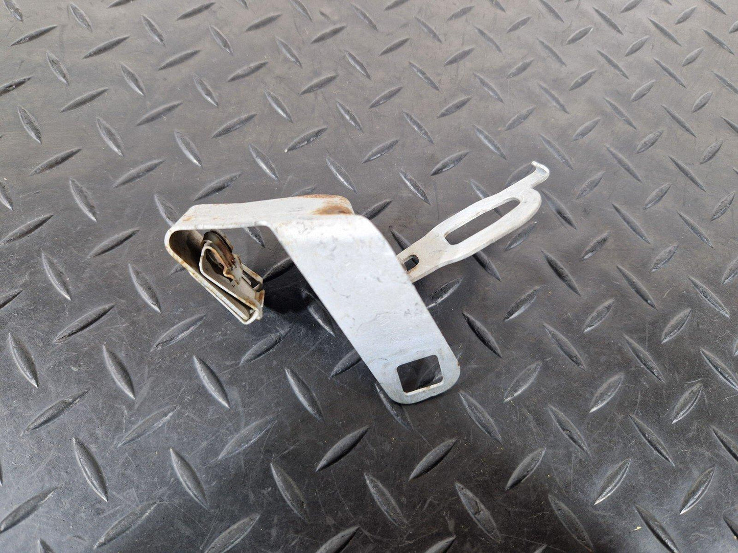 14-21 MERCEDES BENZ W205 OEM UNDERSHIELD FRONT RIGHT BRACKET HOLDER A2055240240