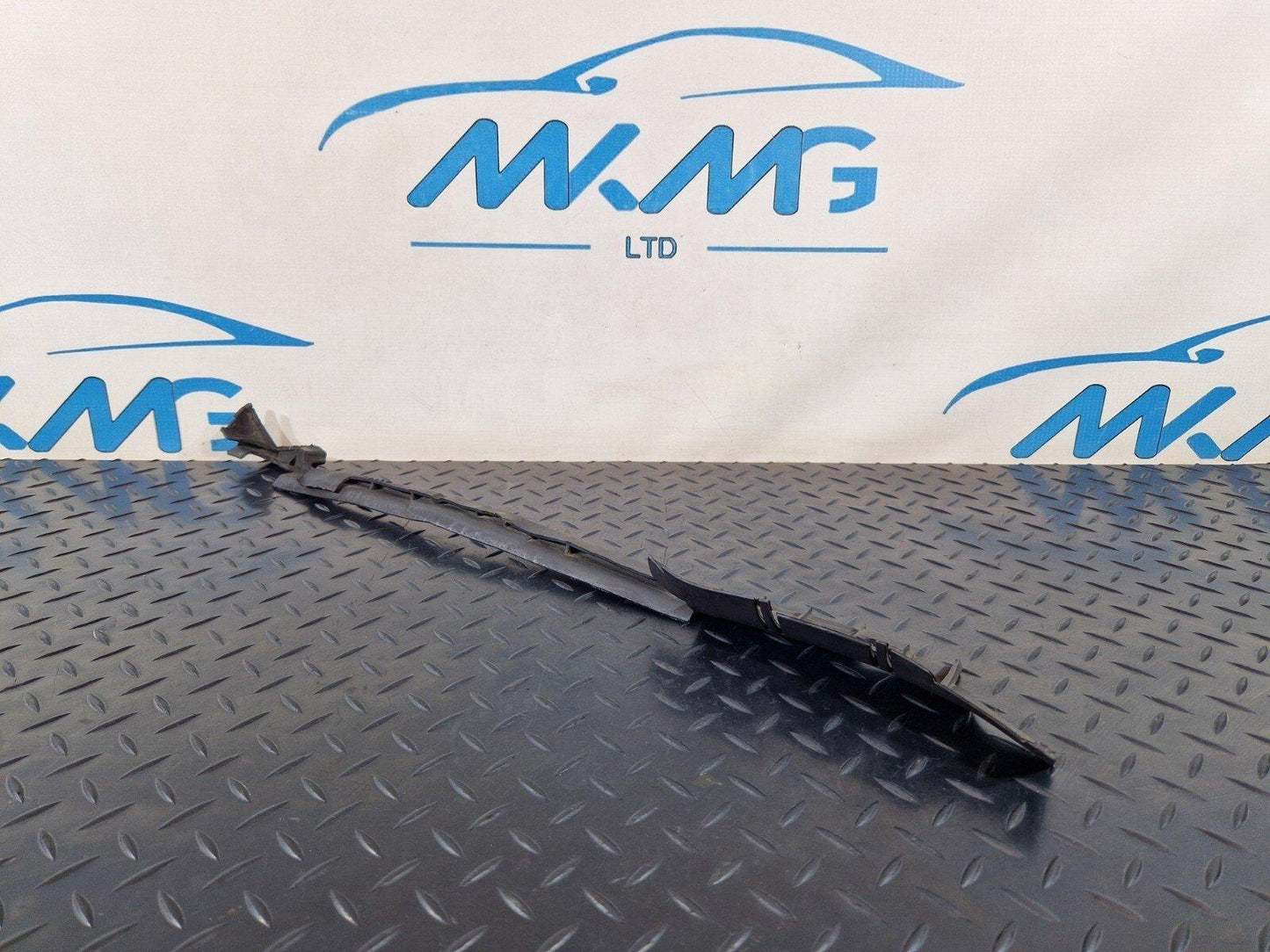 10-15 AUDI Q7 4L  FRONT LEFT SIDE RADIATOR AIR GUIDE SEAL 7L0121331