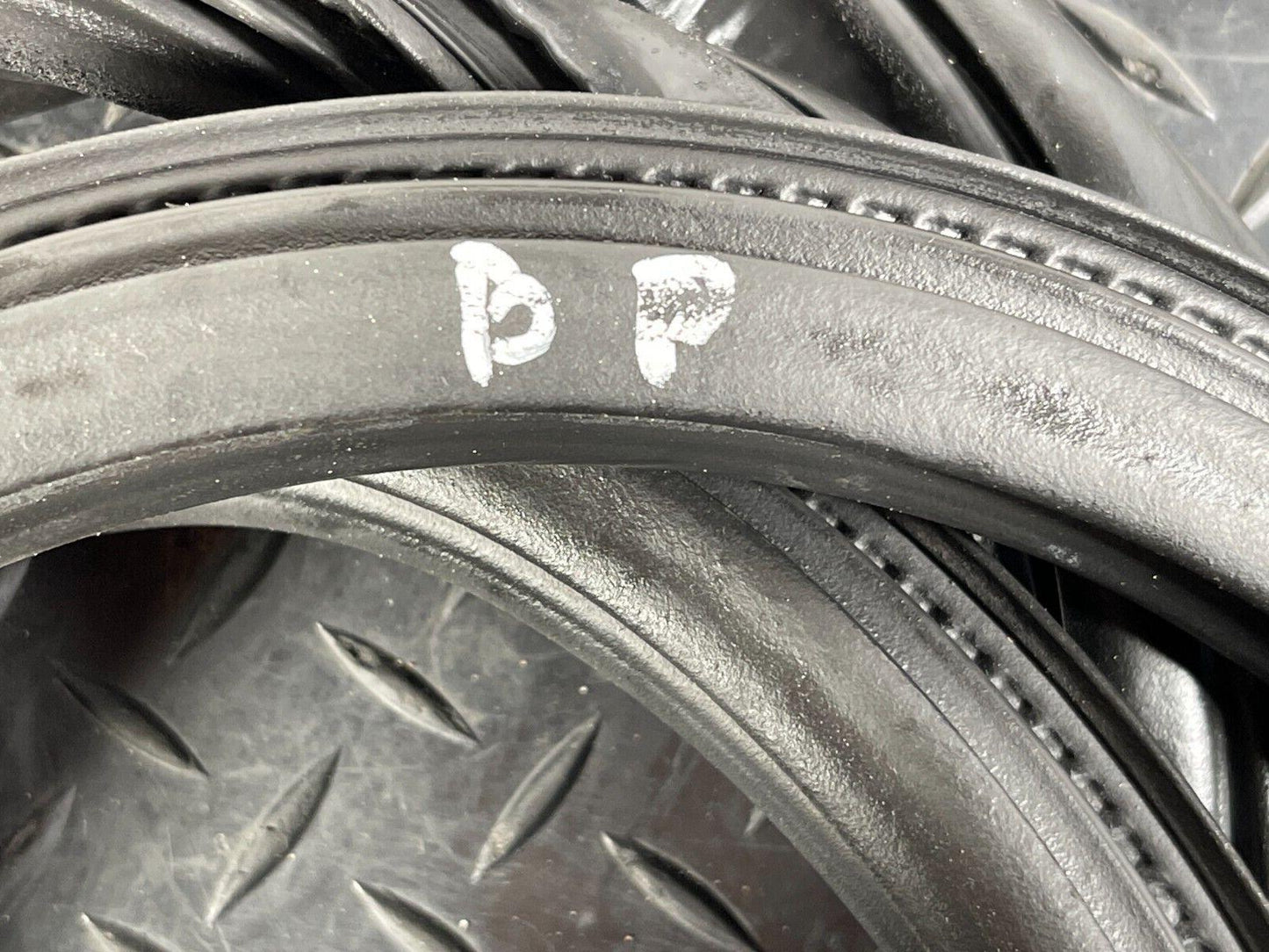 16-19 AUDI A4 B9 GENUINE REAR LEFT  SIDE DOOR RUBBER SEAL 8W5833721