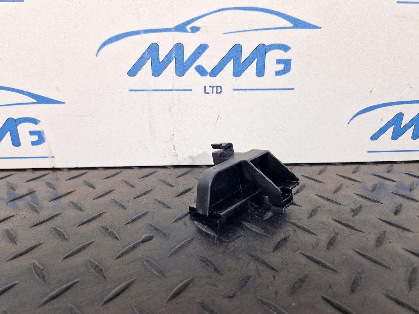 14-21 MERCEDES BENZ C200 W205 OEM AIR DUCT UPPER SEAL BRACKET A2058314700