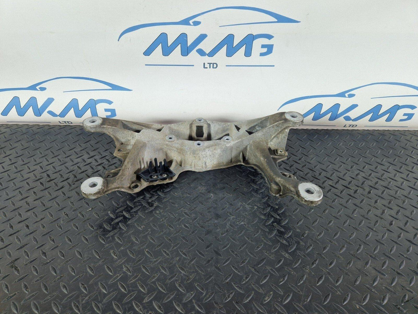 16-19 AUDI A4 B9 GENUINE OEM MANUAL GEARBOX TRANSMISSION BRACKET 8W0399262AD