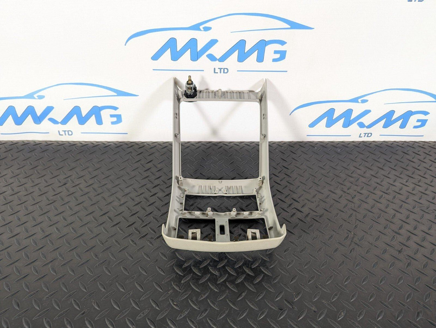 11-19 MERCEDES BENZ ML W166 OEM REAR CENTRE CONSOLE AIR VENT TRIM A1666800907