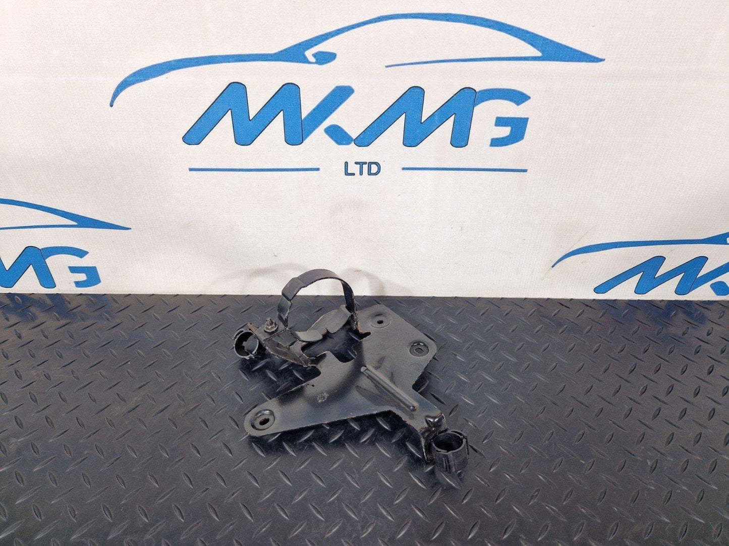12-18 AUDI A6 C7 PASSENGER LEFT FRONT COOLANT PUMP BRACKET MOUNT 4G0145879N