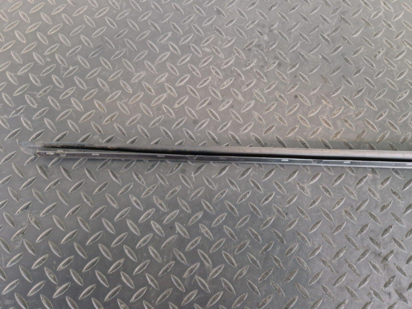 16-20 AUDI Q7 4M OEM FRONT LEFT SIDE N/S/F WINDSHIELD RECEAL MOLDING 4M0854327
