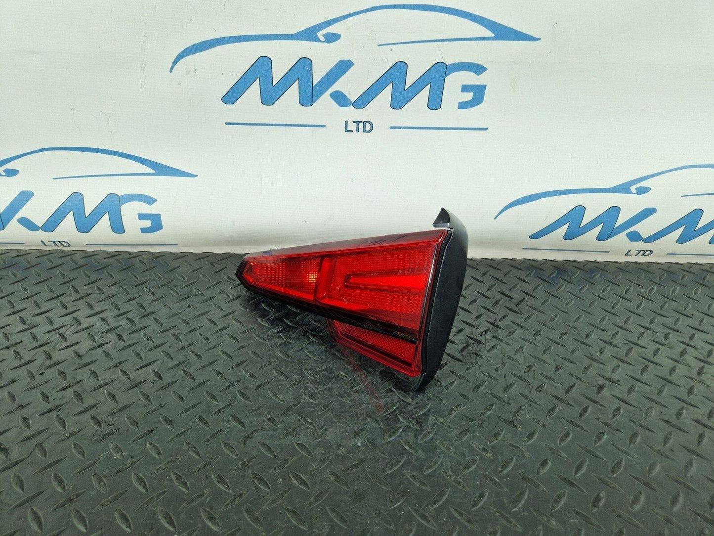 16-19 AUDI A4 B9 GENUINE REAR RIGHT O/S/R INNER TAILGATE LIGHT 8W5945076A